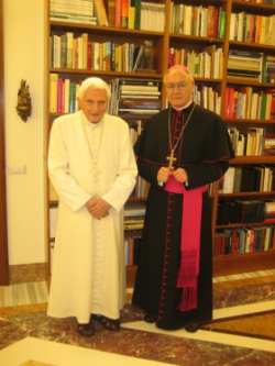 Papst em. Benedikt XVI. mit Bischof Heinz Josef Algermissen im Arbeitszimmer des päpstlichen Hauses