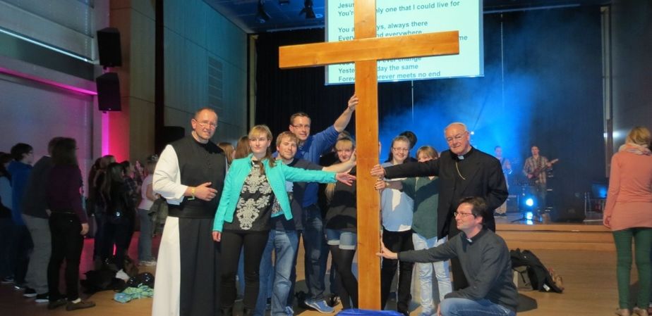 Das neue Jugendkreuz des Bistums Fulda geht auf den Weg: Bischof Heinz Josef Algermissen (2.v.r.) übergibt das Kreuz zusammen mit Jugendpfarrer Thomas Renze (1.v.r.) und Pater Karl Wallner OCist (1.v.l.) an eine Jugendgruppe aus Kassel