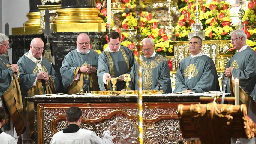 Bischof Algermissen wurde im Fuldaer Dom feierlich verabschiedet