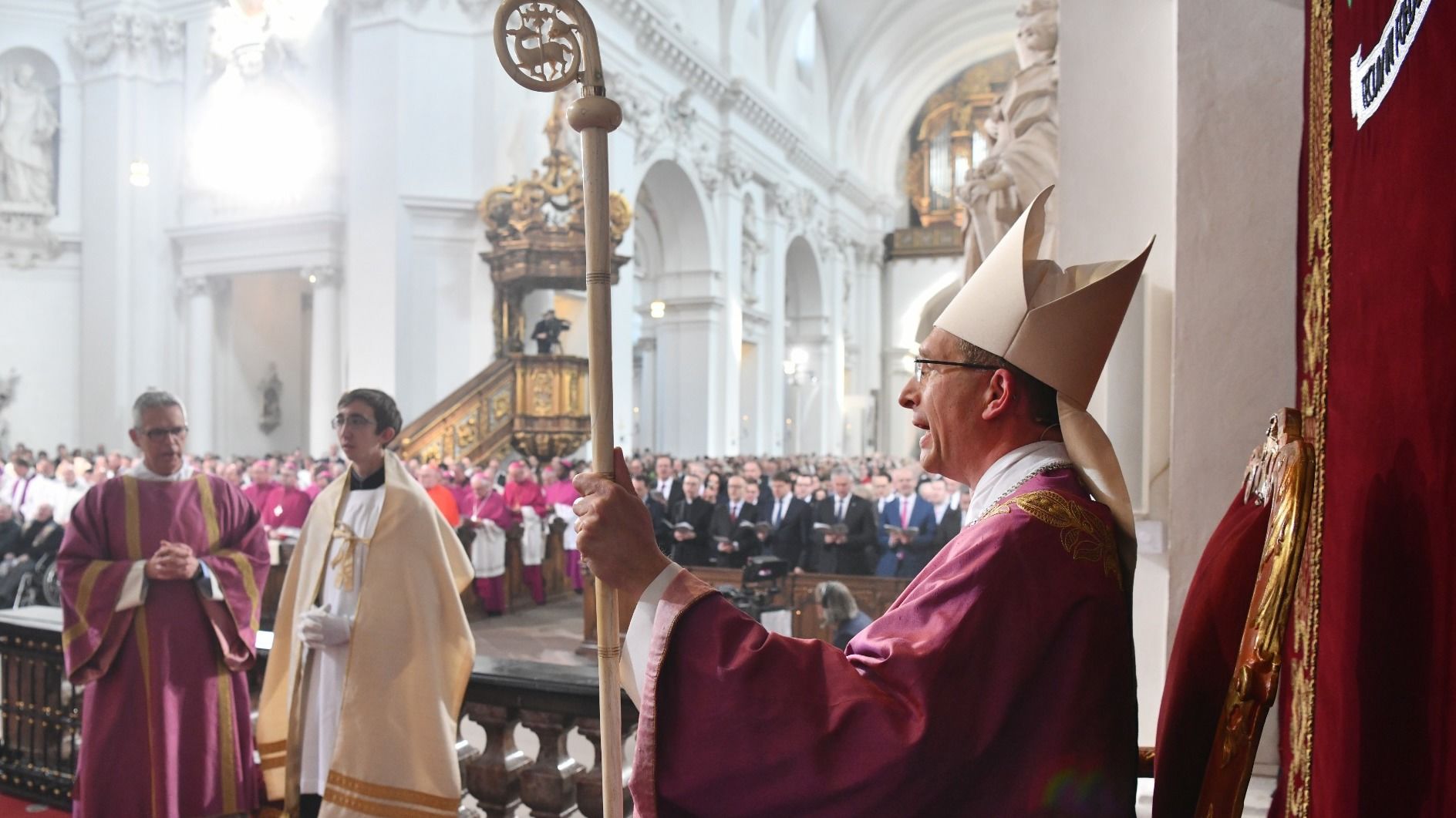 Einsetzung des neuen Bischofs an der Kathedra