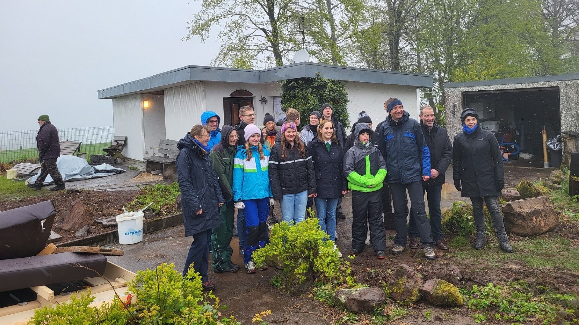 Gruppenfoto am Sparhof in Kalbach: Landtagspräsidentin Astrid Wallmann (5. v.r.) und Fuldas Bischof Dr. Michael Gerber (3. v.r.). / Bertram Lenz.