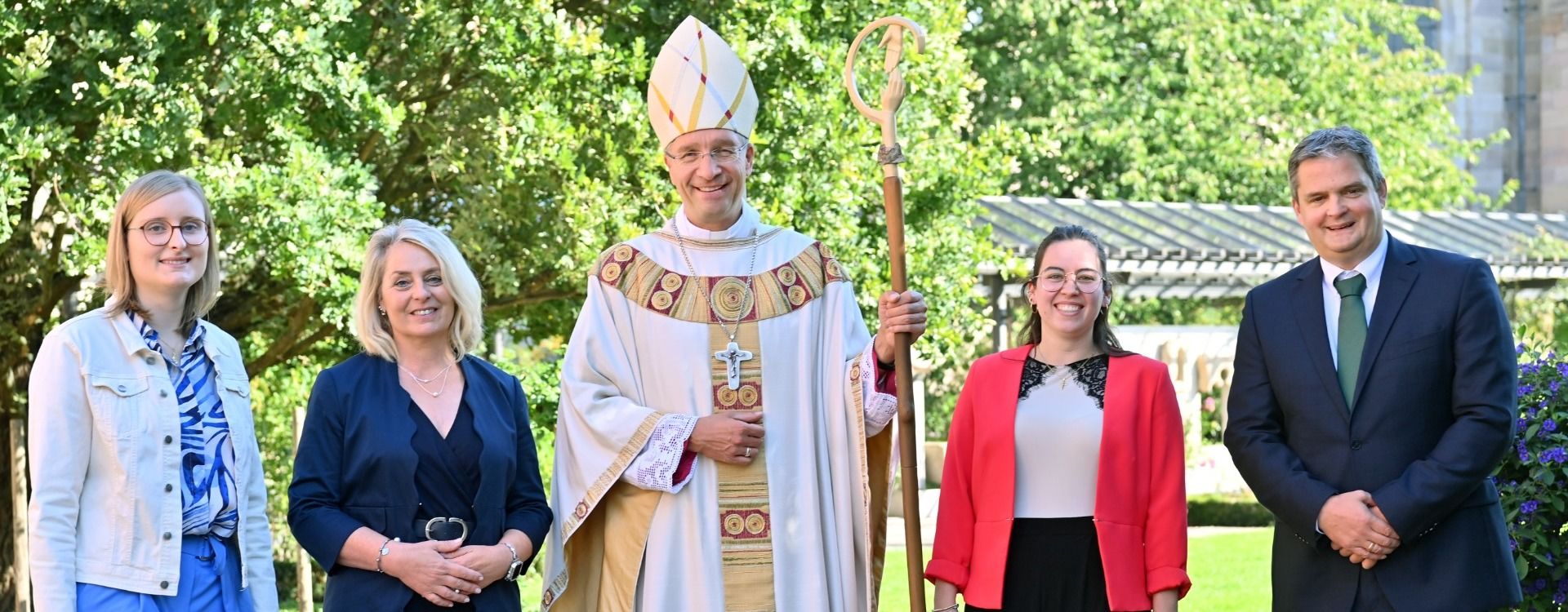 Bischof Dr. Michael Gerber und Ausbildungsleiter Marcus Henning sandten am Samstag die Gemeindereferentinnen (v. l.) Eva-Maria Heck, Julijana Bös und Johanna Elm in den pastoralem Dienst. Foto: Bistum Fulda / Dr. Arnulf Müller