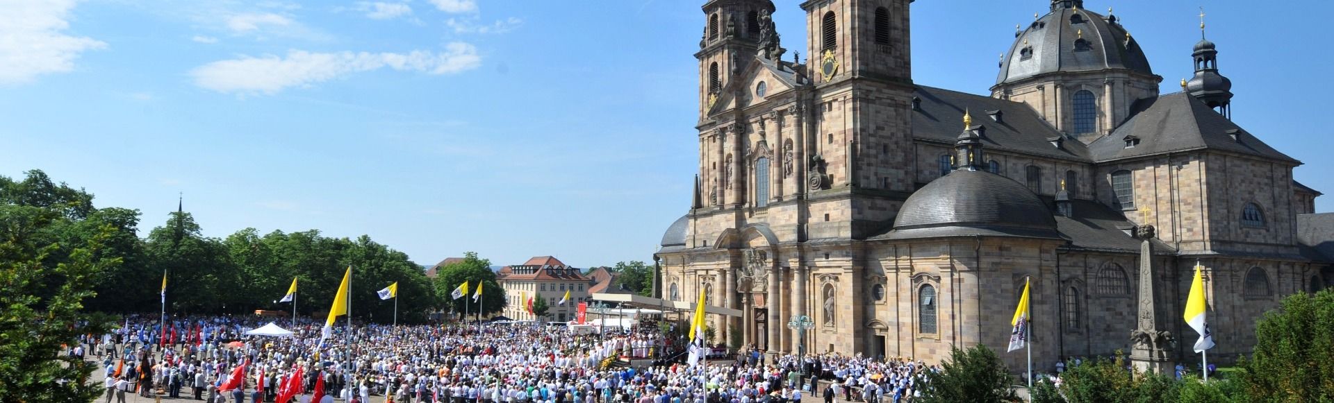 Bonifatiusfest - Pontifikalamt auf dem Domplatz