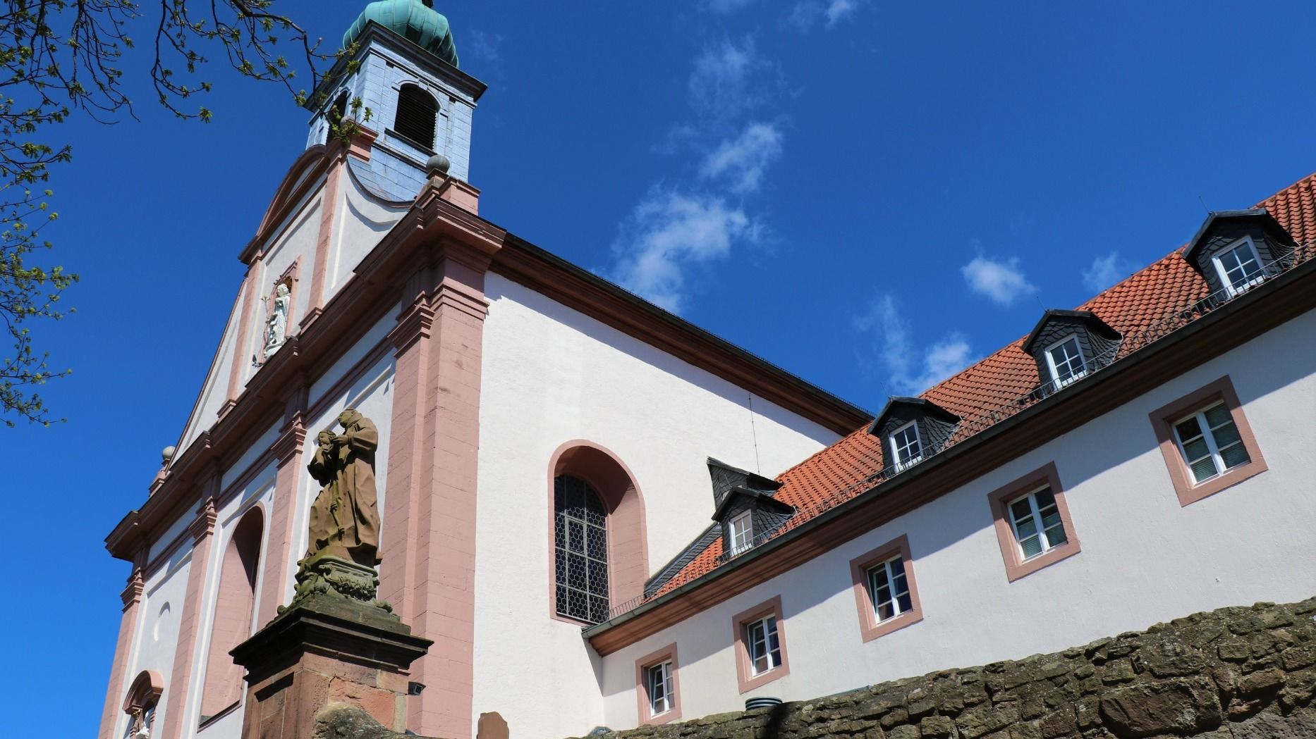 „Ich bin hier“:  Am Sturmiusaltar lässt eine Niedervoltspannung einen Schriftzug erstrahlen. Foto: Bistum Fulda / Marzena SeidelLandesgartenschau lädt die fast leergeräumte Bonifatiusgruft zum Beten und Bitten ein. Foto: Bistum Fulda / Marzena Seidel