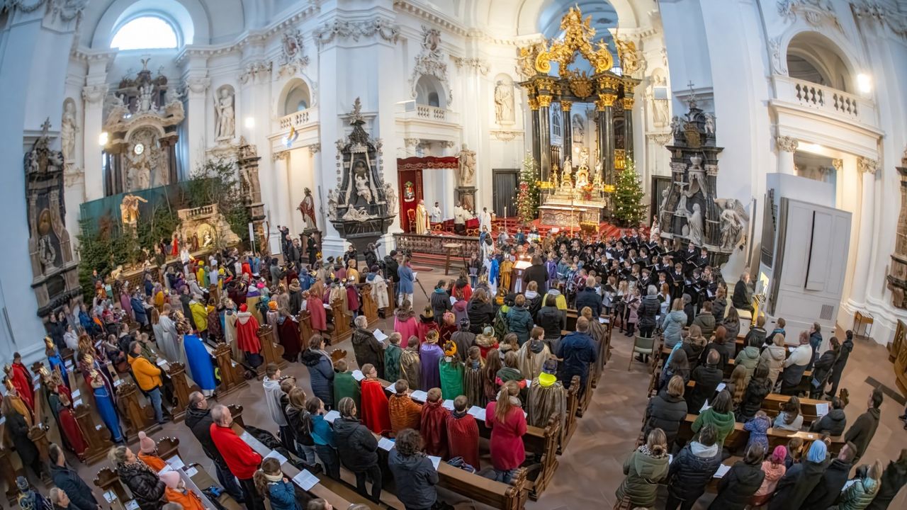 Buntes Bild im Fuldaer Dom: Rund 350 strahlende Sternsingerinnen und Sternsinger samt Begleitung kamen zum zentralen Aussendungsgottesdienst mit Weihbischof und Domdechant Prof. Dr. Karlheinz Diez und dem Diözesan-Jugendseelsorger Pater André Kulla OMI. Foto: Bistum Fulda / Martin Engel