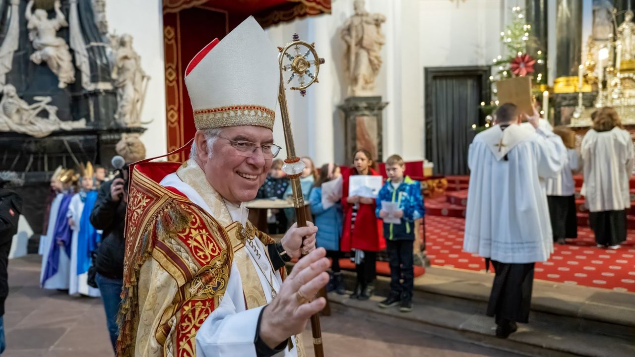 Weihbischof und Domdechant Prof. Dr. Karlheinz Diez freute sich sichtlich über die große Resonanz der Aussendungsfeier für die Sternsingerinnen und Sternsinger. Foto: Bistum Fulda / Martin Engel