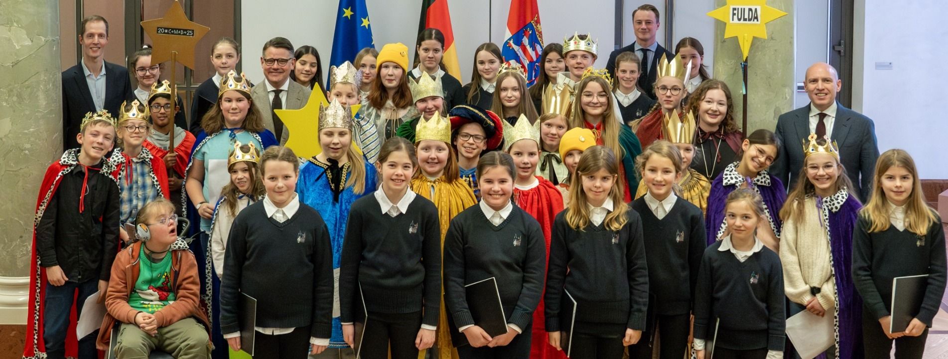 Sternsinger aus den Kirchengemeinden St. Clemens-Maria in Immenhausen und Heilig Geist  in Vellmar vertraten das Bistum Fulda am Montag in der Hessischen Staatskanzlei bei Ministerpräsident Boris Rhein.