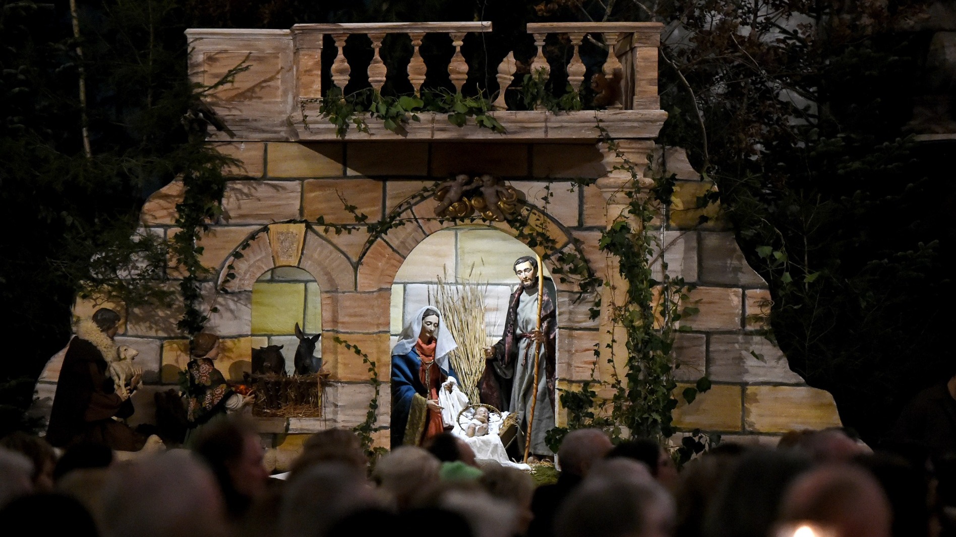 Die Krippe ist ein Symbol dafür, dass Weihnachten auch bei uns stattfindet und Jesus bei uns gegenwärtig ist, so Bischof Dr. Michael Gerber während der Christmette im Fuldaer Dom. Foto: Bistum Fulda / Burkhard Beintken 