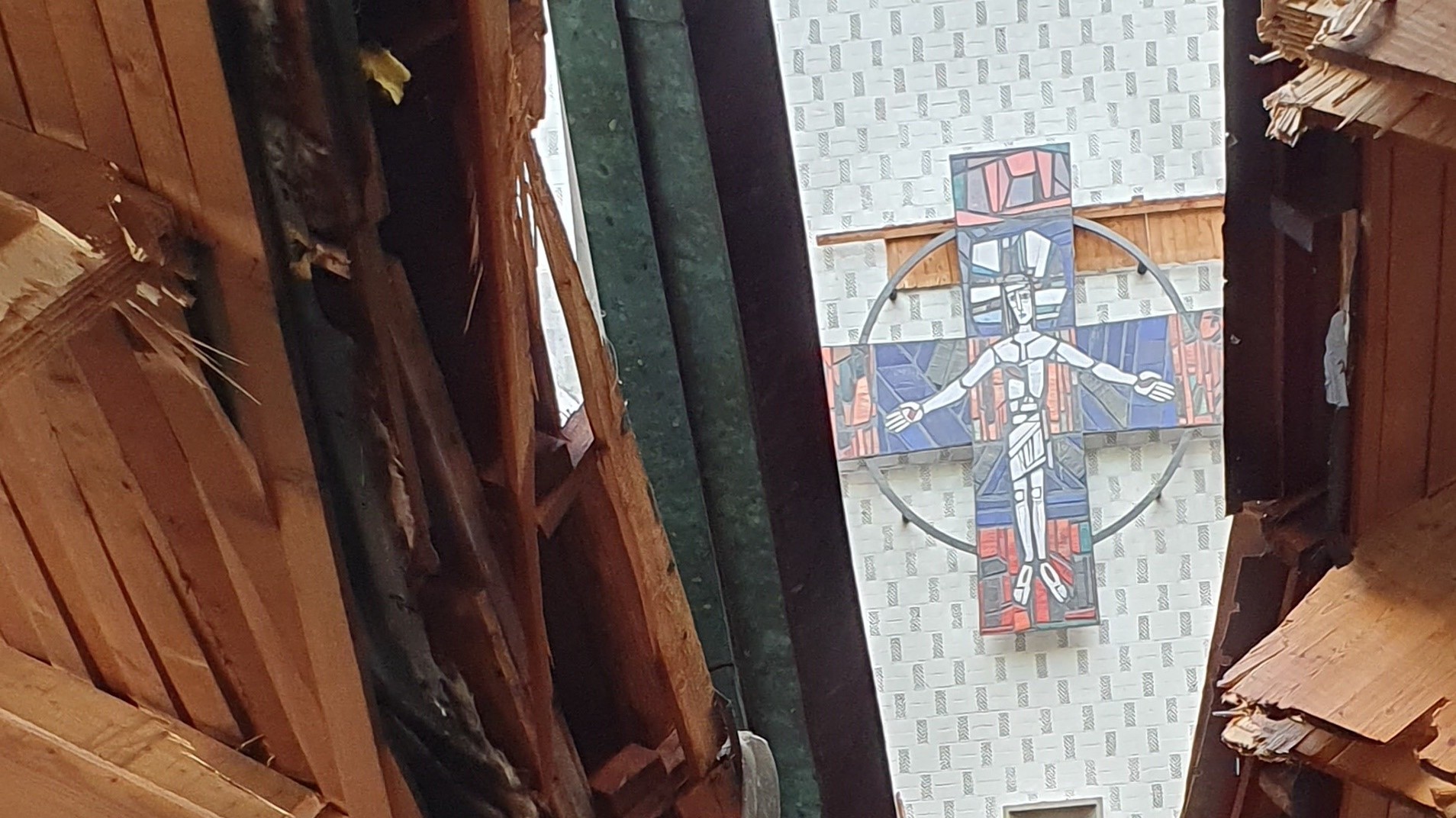 Dieses Bild, das im Chaos der beschädigten Elisabethkirche durch die Trümmer des Daches den Blick auf das Kreuz Jesu Christi freigibt, nutzte Bischof Dr. Michael Gerber im Jahresabschluss-Gottesdienst als Symbol und Hoffnungszeichen. Foto: Bistum Fulda / Franz Bartmann 