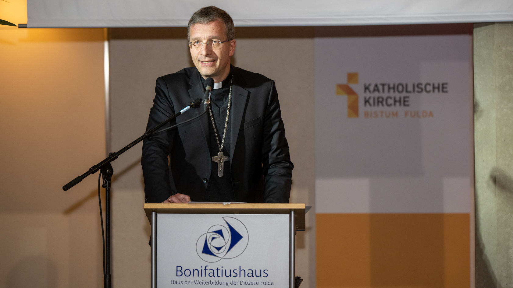 Bischof Dr. Michael Gerber rief während des Bistumsempfangs zum neuen Jahr dazu auf, sich mit Engagement und Offenheit aktiv in die Gesellschaft einzubringen und sich dabei nicht entmutigen zu lassen. Foto: Bistum Fulda / Martin Engel