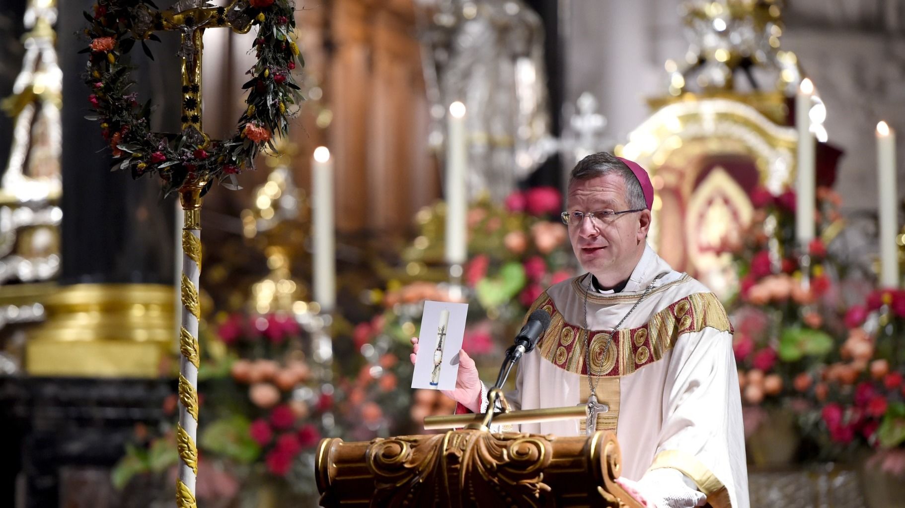 Während seiner Predigt zeigte Bischof Dr. Michael Gerber in der Osternacht eine Karte mit dem Foto der besonders gestalteten Osterkerze. Diese Karte lag auch in den Bänken im Fuldaer Dom aus. Predigt, Kerze und Karte wurden inspiriert von Bischof Gerbers Hirtenwort zur Fastenzeit. Foto: Bistum Fulda / Marzena Seidel