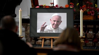 Im Fuldaer Dom ist ein Ort der Trauer und des Gedenkens für den verstorbenen Papst Franziskus eingerichtet worden. Dort können Trauernde ihre Gedanken und Wünsche in ein Kondolenzbuch eintragen. Foto: Bistum Fulda / Marzena Seidel