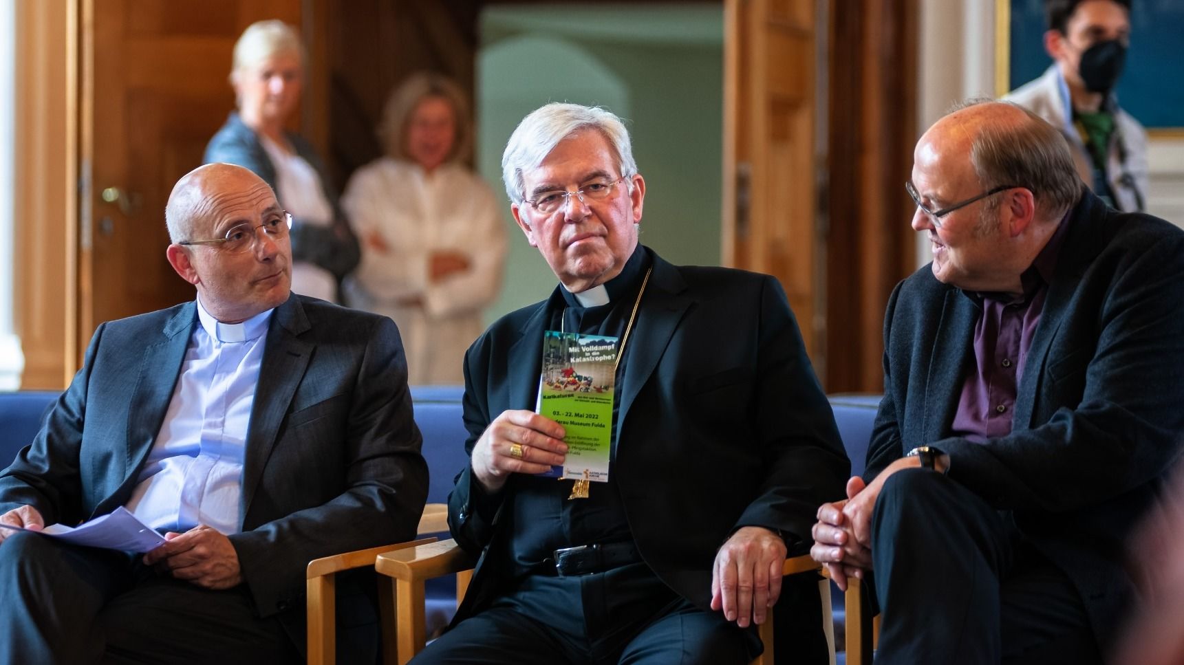 Renovabis-Hauptgeschäftsführer Pfarrer Prof. Dr. Thomas Schwartz, der Bischofsvikar für die Weltkirche, Weihbischof Prof. Dr. Karlheinz Diez und Museumsleiter Dr. Frank Verse (v. l.) freuen sich gemeinsam über die Eröffnung der Ausstellung zur Umwelt- und Klimakrise. Foto: Bistum Fulda / Burkhard Beintken