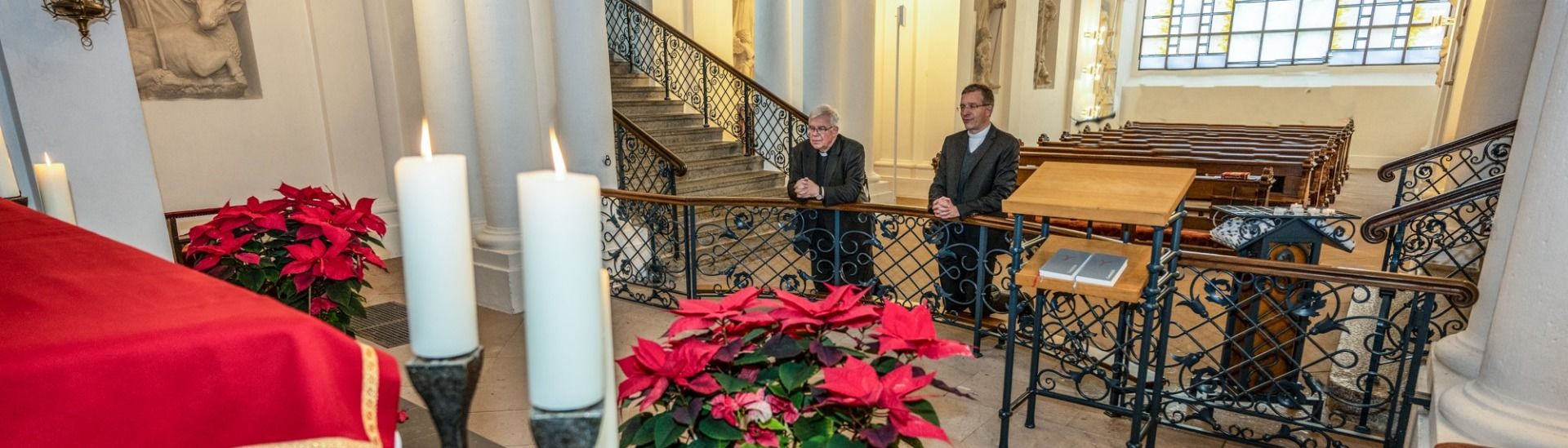 Fuldas Bischof Dr. Michael Gerber (r.) und Weihbischof Prof. Dr. Karlheinz Diez beten am Grab des Heiligen Bonifatius im Fuldaer Dom für den verstorbenen Papst em. Benedikt XVI.. Foto: Bistum Fulda / Martin Engel