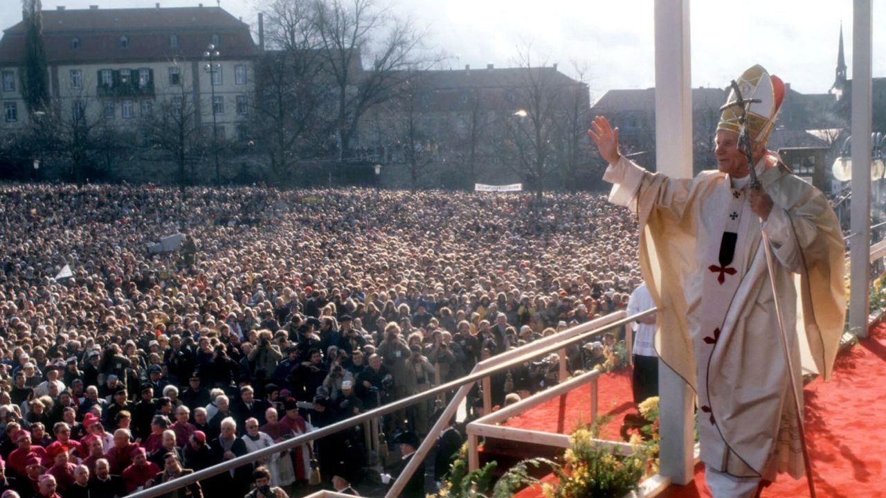 100. Geburtstag von Papst Johannes Paul II.  -  Papst Johannes Paul II. besuchte vom 15. bis 19. November 1980 Deutschland. - Bild: Papst Johannes Paul II. während des Gottesdienstes auf dem Domplatz in Fulda.