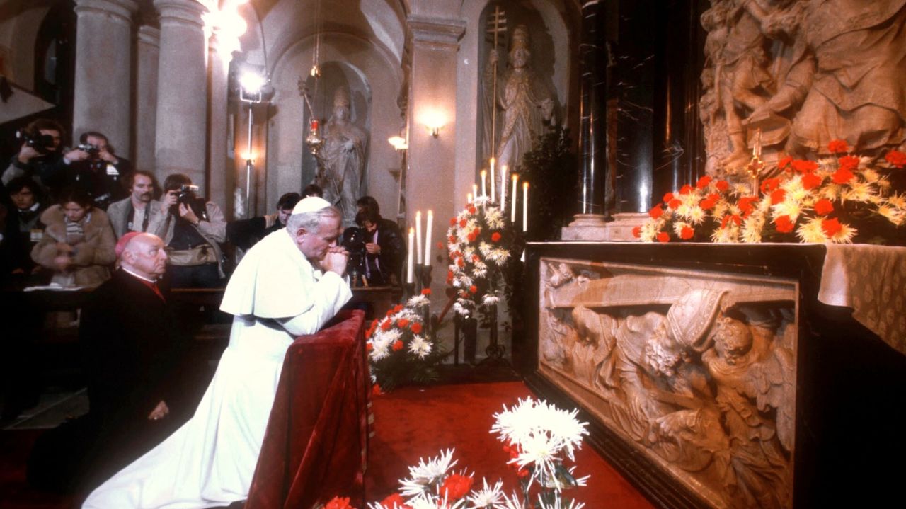 100. Geburtstag von Papst Johannes Paul II. - Papst Johannes Paul II. besuchte vom 15. bis 19. November 1980 Deutschland. - Bild: Papst Johannes Paul II. betet am Grab des Heiligen Bonifatius in Fulda.