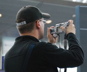 Sebastian Pilz beim Fotografieren des täglichen Geschehens