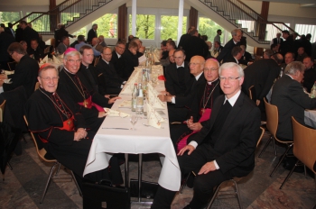 Im Kolpinghaus v. l. n. r. am Tisch: Kardinal Walter Kasper, Weihbischof Dr. Karlheinz Diez, Bischofssekretär Dirk Gärtner, gegenüber dann Weihbischof Johannes Kapp, Bischof Heinz Josef Algermissen und Generalvikar Dr. Gerhard Stanke