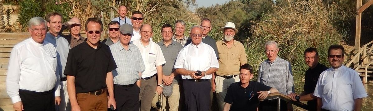 Gruppenfoto am Jordan, wo Jesus von Johannes getauft wurde (Foto Markus Blümel)