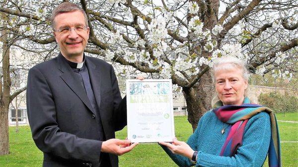 Bischof Dr. Michael Gerber mit der Umweltbeauftragten des Bistums Fulda, Dr. Beatrice van Saan-Klein. Fotos: Bernd Vogt / Bistum Fulda