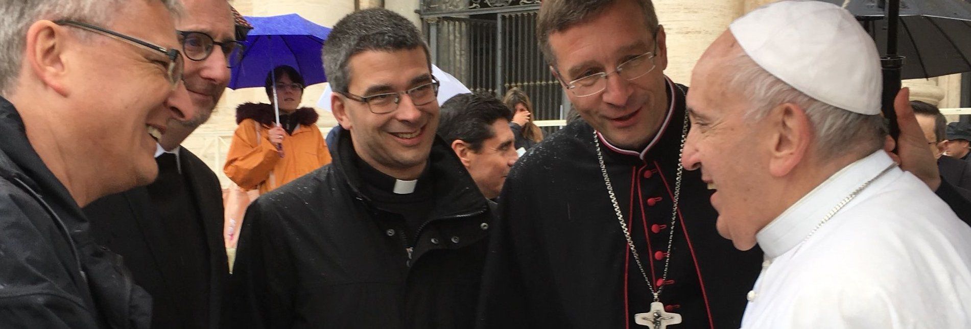 v.l.n.r.: Professor Christoph Müller, Professor Bernd Dennemarck, Dr. Florian Böth, Bischof Dr. Michael Gerber und Papst Franziskus. In der Mitte eine Bronzestatuette des heiligen Bonifatius, die der Heilige Vater als Geschenk erhielt.