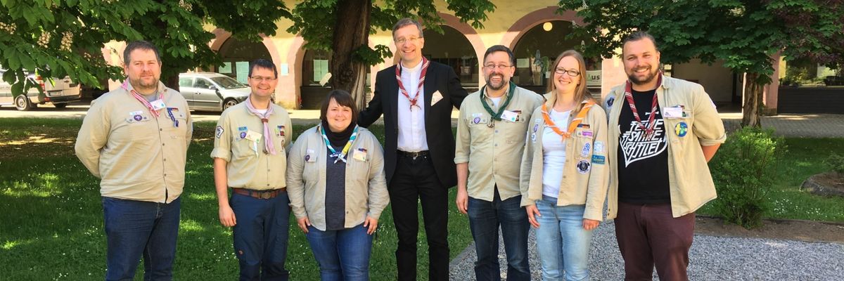 Bischof Gerber bei Bundesversammlung der Pfadfinder - Das Foto zeigt den Bischof zusammen mit den Diözesenvorständen von Fulda und Freiburg.