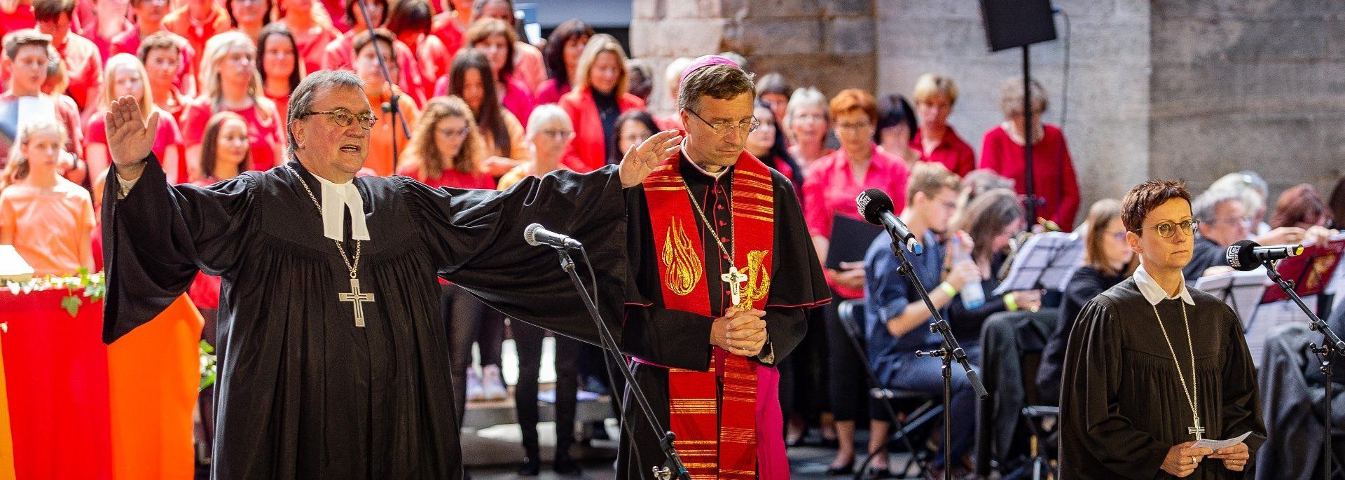 Bischof Dr. Gerber beim ökumenischen Pfingstfest in der Stiftsruine in Bad Hersfeld