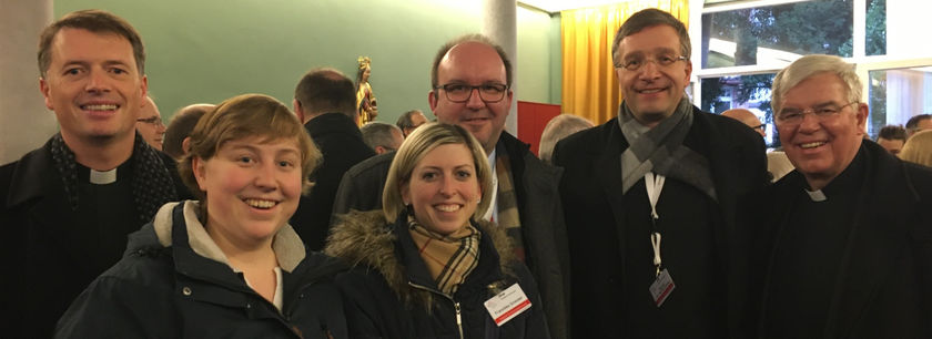 Foto (v.l.n.r.): Pfarrer Dr. Michael Müller, Paulina Hauser, Franziska Strecker, Marcus Leitschuh, Weihbischof Diez und Bischof Gerber.