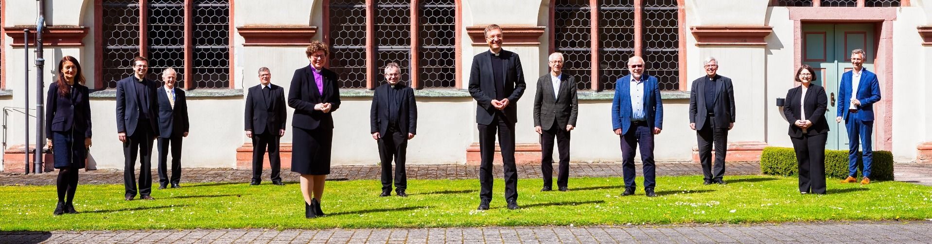 Gemeinsam mit weiteren leitenden Vertreterinnen und Vertretern ihrer Kirchen trafen sich Bischöfin Dr. Beate Hofmann (5 v. l.) und Bischof Dr. Michael Gerber (7 v. l.) zum ökumenischen Austausch im Priesterseminar in Fulda. Foto: Bistum Fulda / Burkhard Beintken  