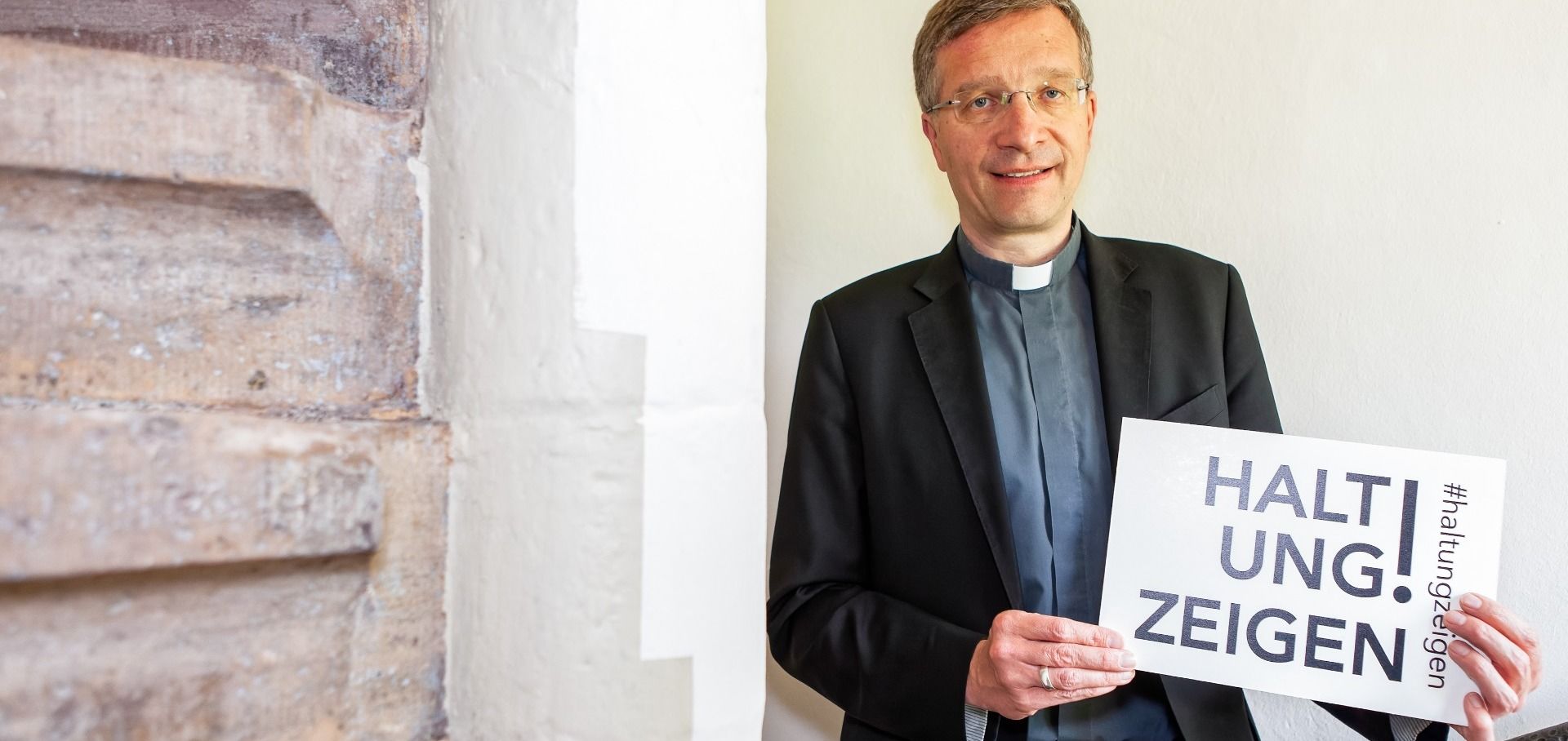 Bischof Dr. Michael Gerber zeigt Haltung: Er tritt für christliche und demokratische Werte ein. Das Bild entstand auf einer geschichtsträchtigen Wendeltreppe im Fuldaer Bischofshaus. Foto: Bistum Fulda / Burkhard Beintken