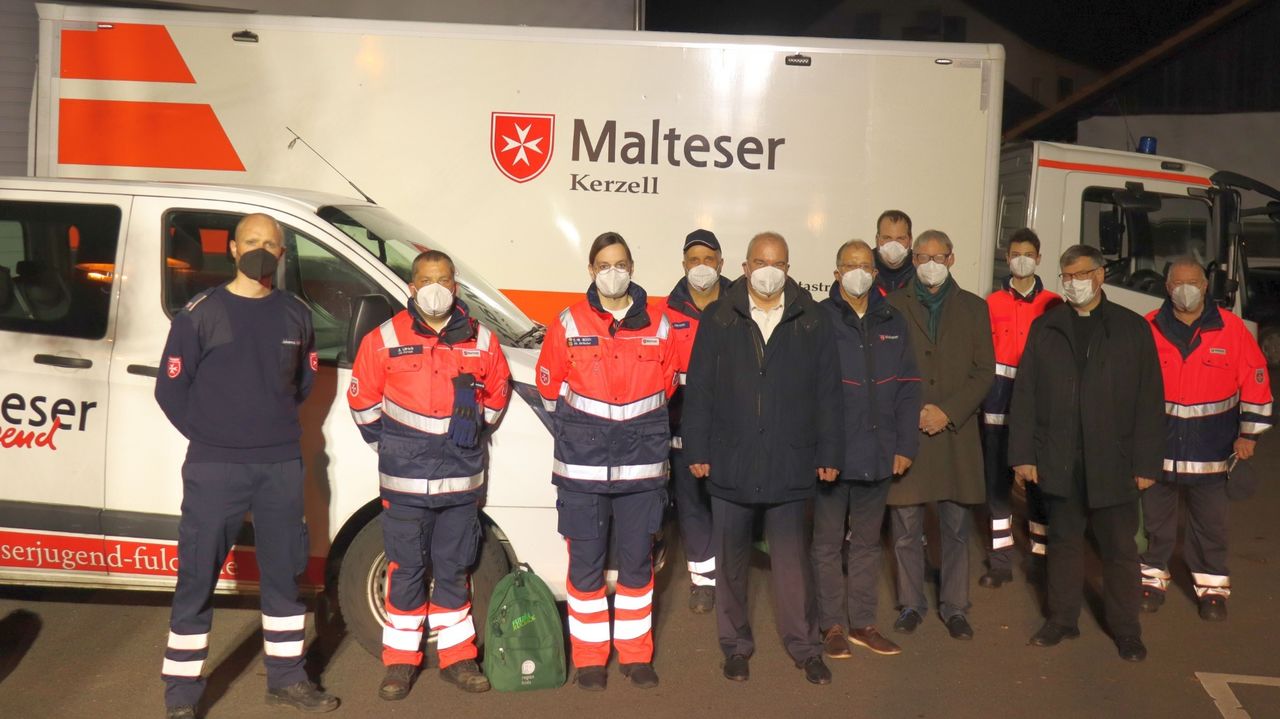 Gruppenbild: Generalvikar Prälat Christof Steinert, gab den Ehrenamtlichen und den Fahrzeugen, die den Transport durchführen, den Reisesegen. Auch Dr. Markus Juch, Diözesan-Caritasdirektor, Franz J. Meyer, Ressortleiter Ressortleiter Soziale Dienste/ Gemeindecaritas, Johannes Mackrodt, Malteser Ortsbeauftragter Steinhaus sowie Thomas Peffermann, Diözesangeschäftsführer Malteser Fulda, wünschten den Ehrenamtlichen eine gute Fahrt. Fotos: Malteser Hilfsdienst Fulda  