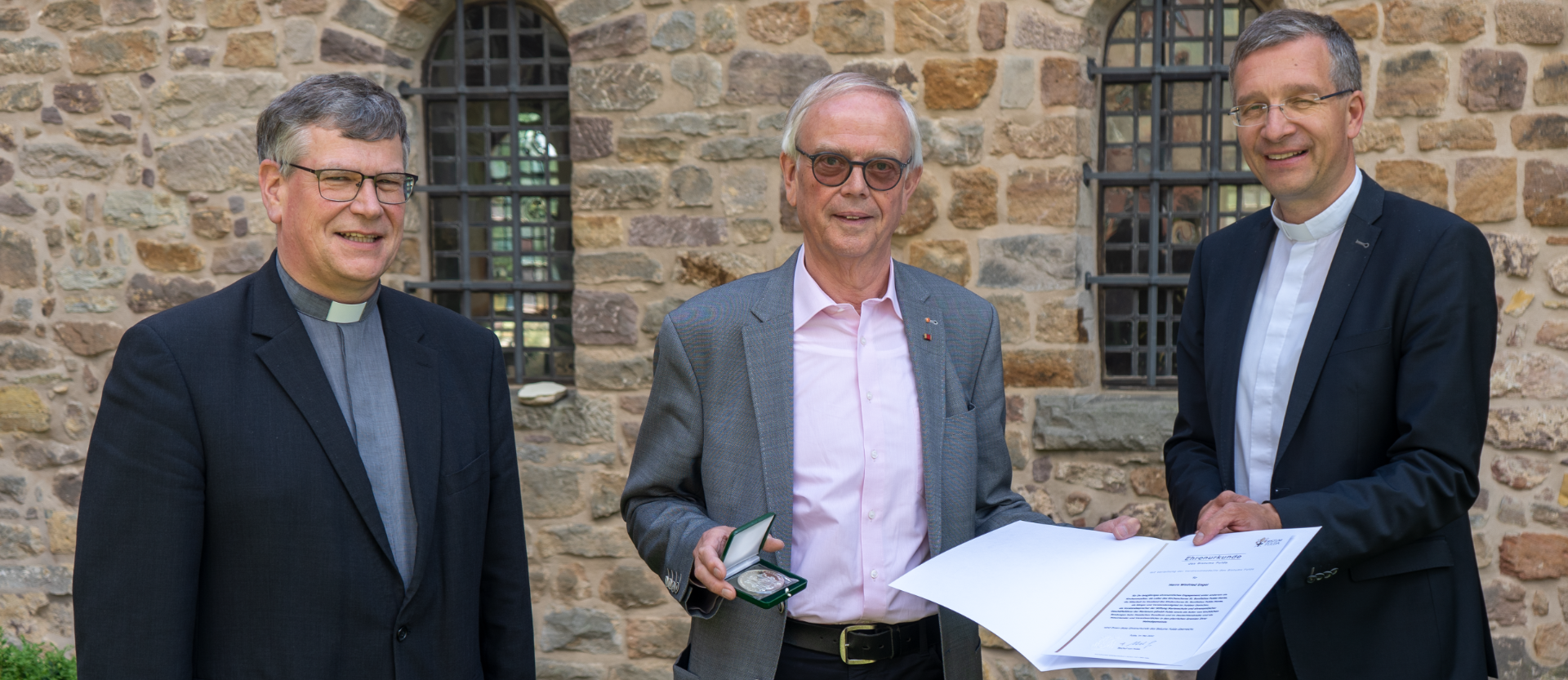 Bischof Dr. Michael Gerber (rechts) und Generalvikar Prälat Christof Steinert (links) überreichen die Bonifatius-Medaille des Bistums Fulda an Winfried Engel (Mitte) / Foto: Bistum Fulda / Tobias Stübing