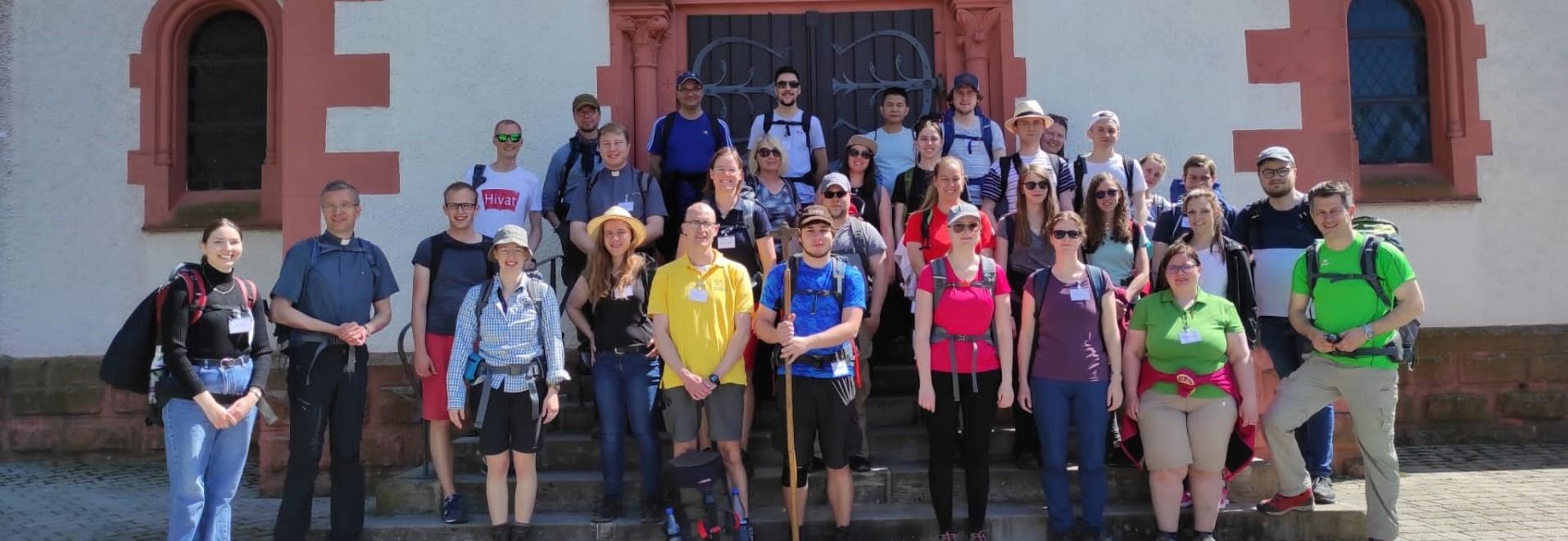 Künftige Seelsorgerinnen und Seelsorger auf dem Pilgerweg mit Bischof Gerber 