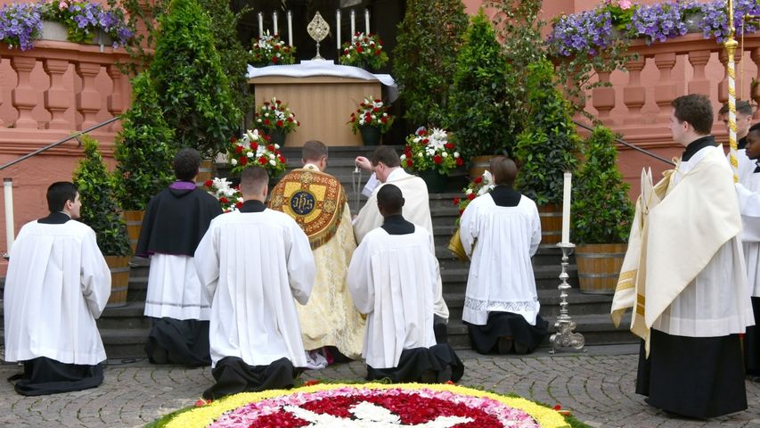 Fronleichnamsfest vor dem Fuldaer Dom  