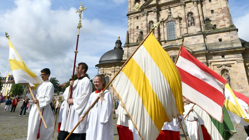 Fronleichnamsfest vor dem Fuldaer Dom  