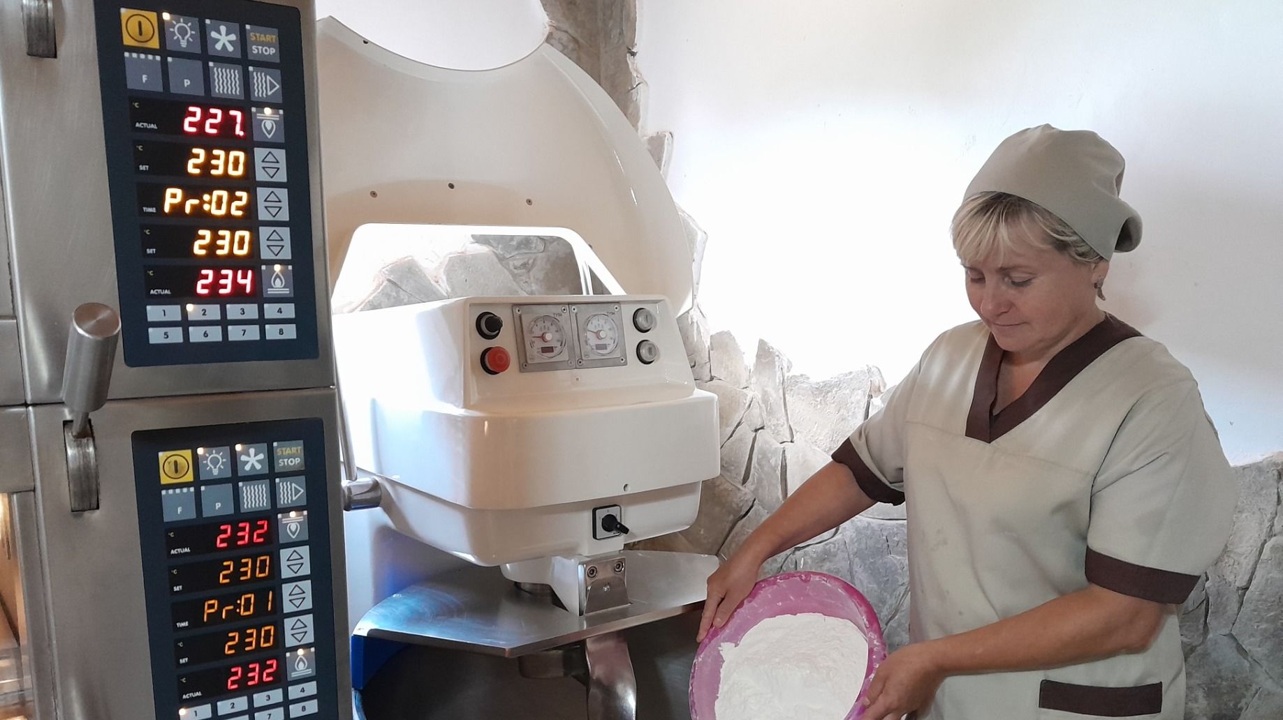 Brot backen für Binnenflüchtlinge – mit Bäckereiausstattung aus dem Bistum Fulda  Foto: Caritas Iwano-Frankiwsk