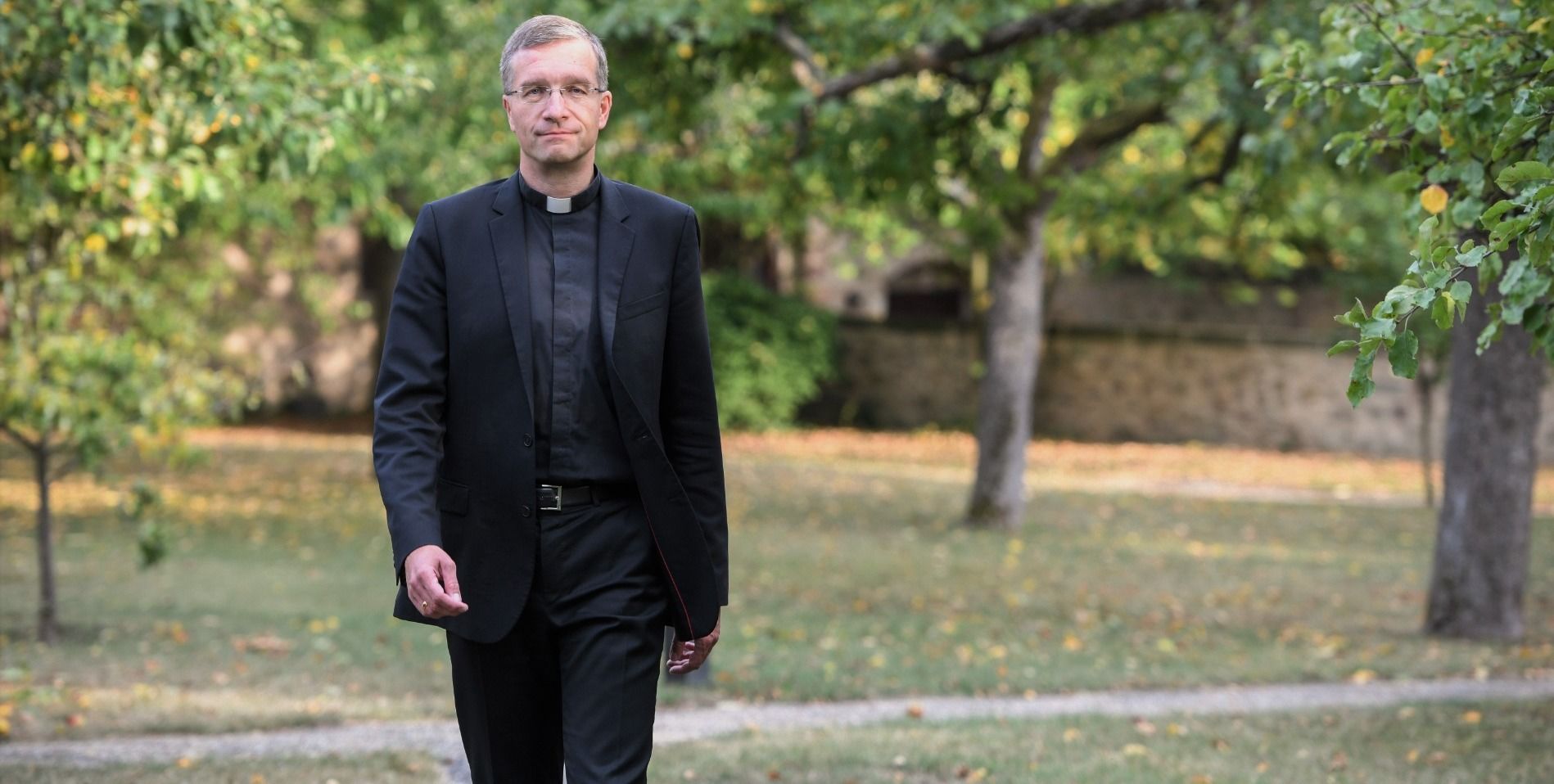 Für den Nachhaltigkeitsbericht des Landesbetriebes HessenForst hat Bischof Dr. Michael Gerber Fragen zur Zukunft des Waldes gestellt. Foto: Bistum Fulda / Julia Steinbrecht