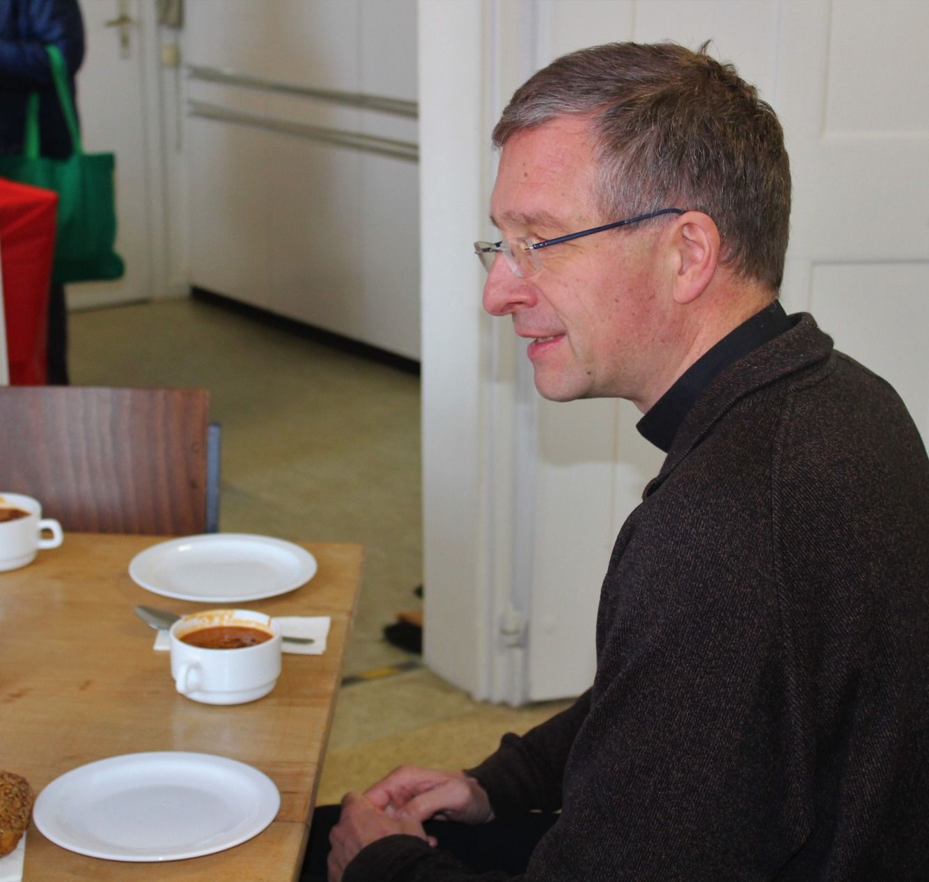 Bischof Dr. Gerber zu Besuch im HotRoom der Caritas