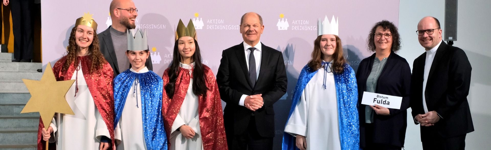 Die Sternsinger Lea (15), Ilaria (15), Clarissa (10) und Emilie (15) sowie Begleiterin Christine Blum von der ökumenischen Sternsinger-Gruppe aus Schöneck vertraten das Bistum Fulda beim Sternsinger-Empfang von Bundeskanzler Olaf Scholz in Berlin. Foto: Ralf Adloff