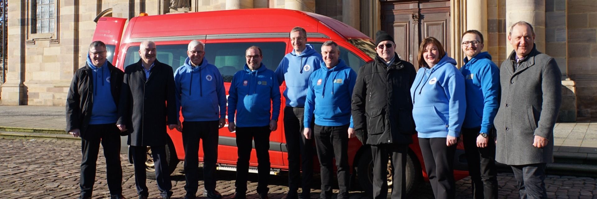 Die Caritas-Delegation aus Iwano-Frankiwsk hat jetzt einen Ford-Transit aus der Fahrzeugflotte der Fuldaer Caritas übergeben bekommen. Foto: Bistum Fulda/ Maria Kristin Franco