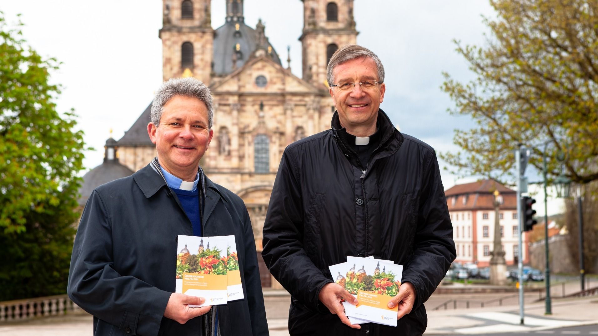 Bischof Dr. Michael Gerber (r.) und Projektleiter Prof. Dr. Cornelius Roth präsentieren das gedruckte Programmheft des Bistums Fulda zur Landesgartenschau 2023. Foto: Bistum Fulda / Burkhard Beintken  