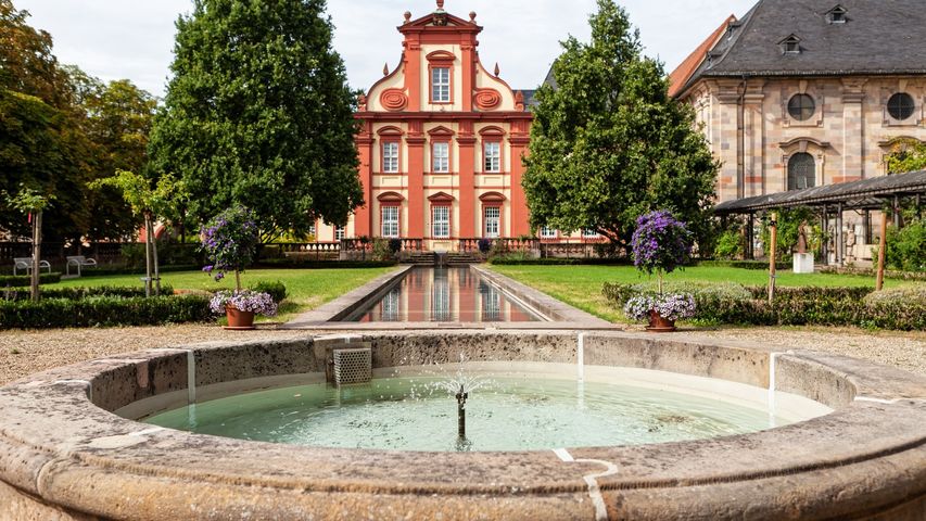 Ruhe, spirituelle Impulse und an ausgewählten Tagen auch ein Eis: Das erwartet die Besucherinnen und Besucher während der Zeit der Landesgartenschau im Dechaneigarten direkt am Fuldaer Dom. Foto (Archiv): Bistum Fulda / Burkhard Beintken 