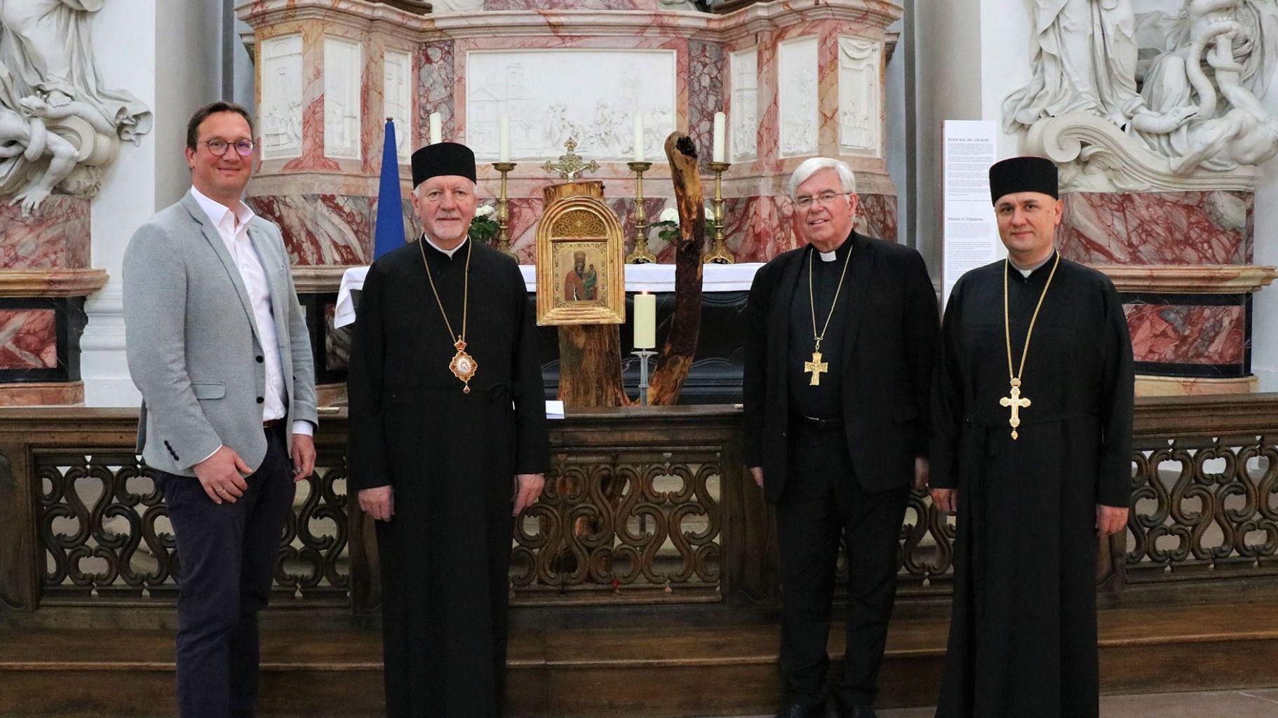 Besuchten gemeinsam eine ukrainische Ikone, die seit einiger Zeit im Fuldaer Dom als Gedenk- und Gebetsort bereitsteht (v. l.): Steffen Jahn (Dezernat Weltkirche), Erzbischof Volodymyr Vijtyshy aus Ivano-Frankivsk, Weihbischof Prof. Dr. Karlheinz Diez und der ukrainische Diözesanökonom Dr. Michael Klapkiv. Foto: Bistum Fulda/Lea Hohmann