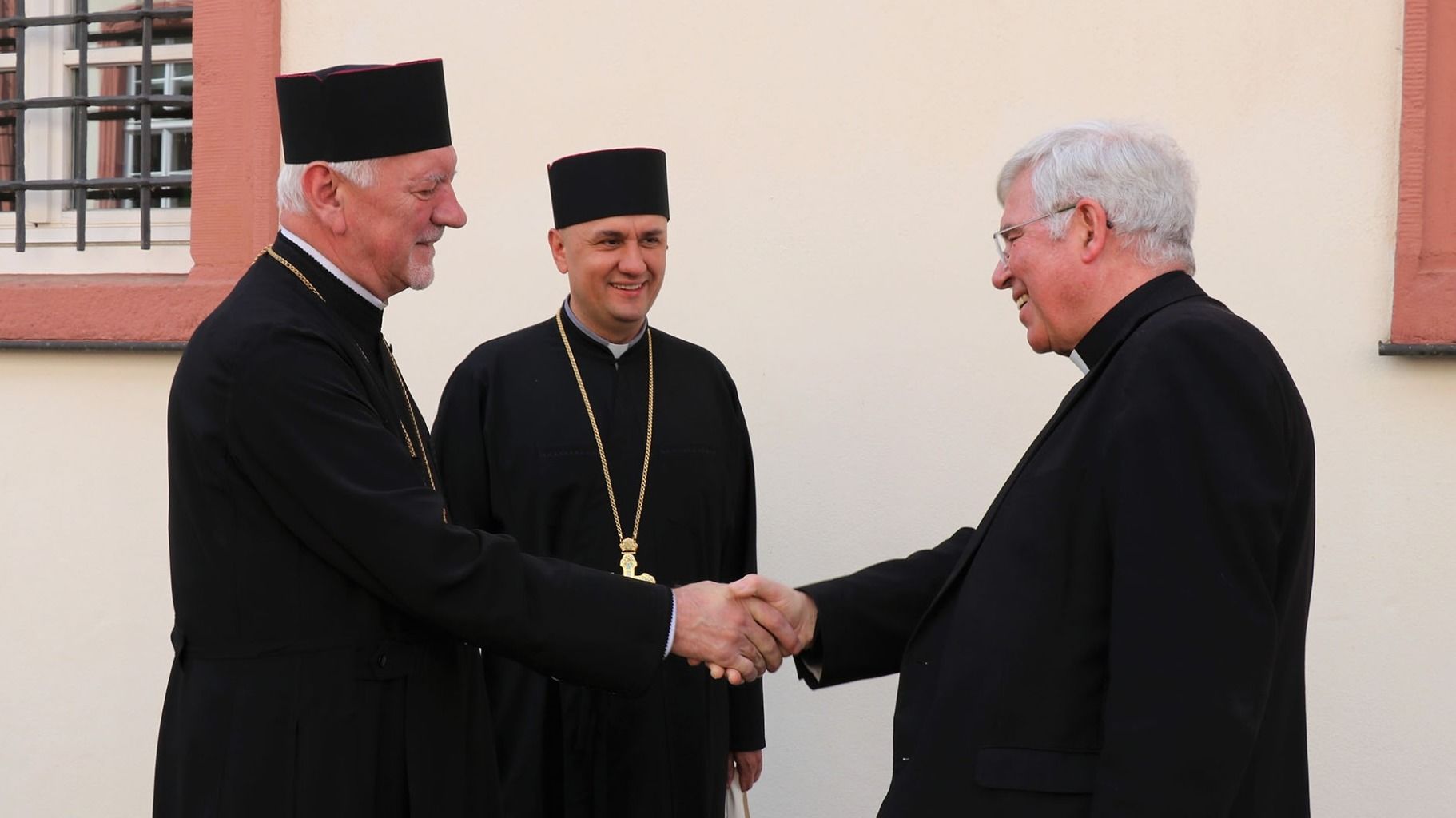 Als Bischofsvikar für die Weltkirche begrüßte Weihbischof Prof. Dr. Karlheinz Diez (r.) Erzbischof Volodymyr Vijtyshy (l.) sowie den Diözesanökonom Dr. Michael Klapkiv aus Ivano-Frankivsk im Bistum Fulda. Foto: Bistum Fulda/Lea Hohmann