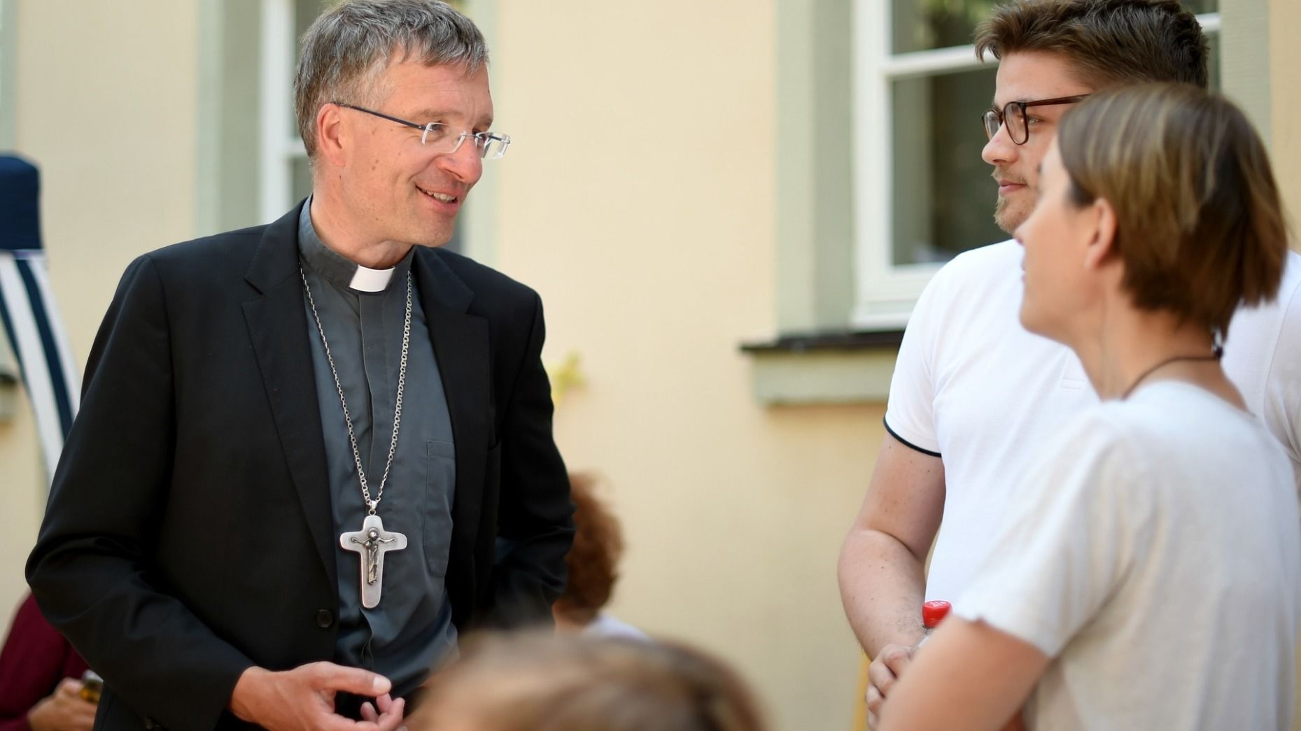 Im Dialog: Während der Begegnung nach dem Bonifatiusfest kam Bischof Dr. Michael Gerber an der Domdechanei mit jungen Menschen ins Gespräch. Foto: Bistum Fulda / Marzena Seidel