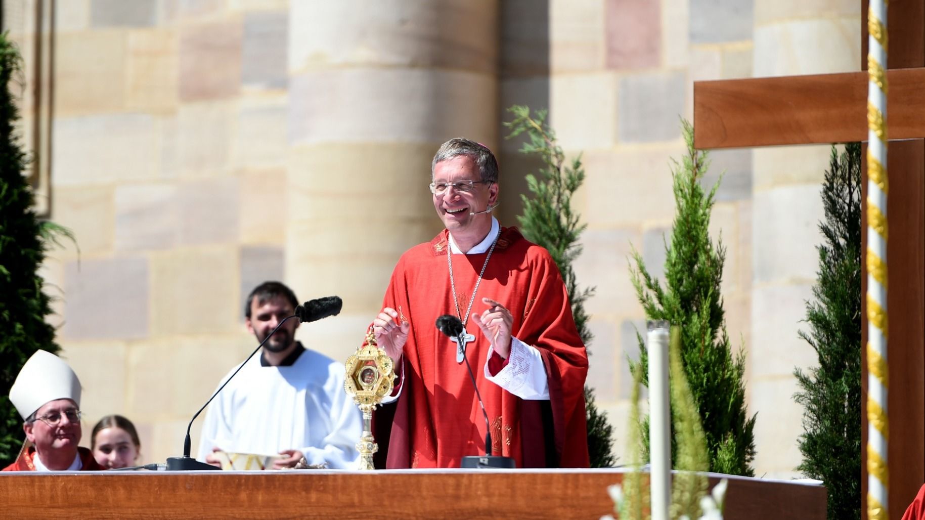 Die Freundschaft zu Andersdenkenden und Andersglaubenden könne uns tiefer in eine Beziehung zu Jesus Christus führen, sagte Bischof Dr. Michael Gerber am Sonntag während des Bonifatiusfestes auf dem Domplatz. Foto: Bistum Fulda / Marzena Seidel