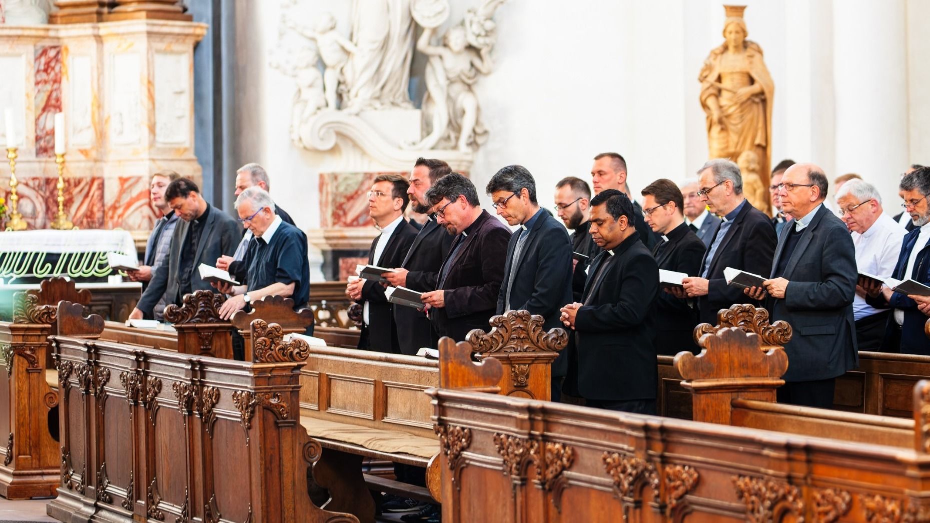 Am Tag der Priester und Diakone des Bistum Fulda gab es am Dienstag einen gemeinsamen Gottesdienst mit Bischof Dr. Michael Gerber im Fuldaer Dom. Foto: Bistum Fulda / Burkhard Beintken  