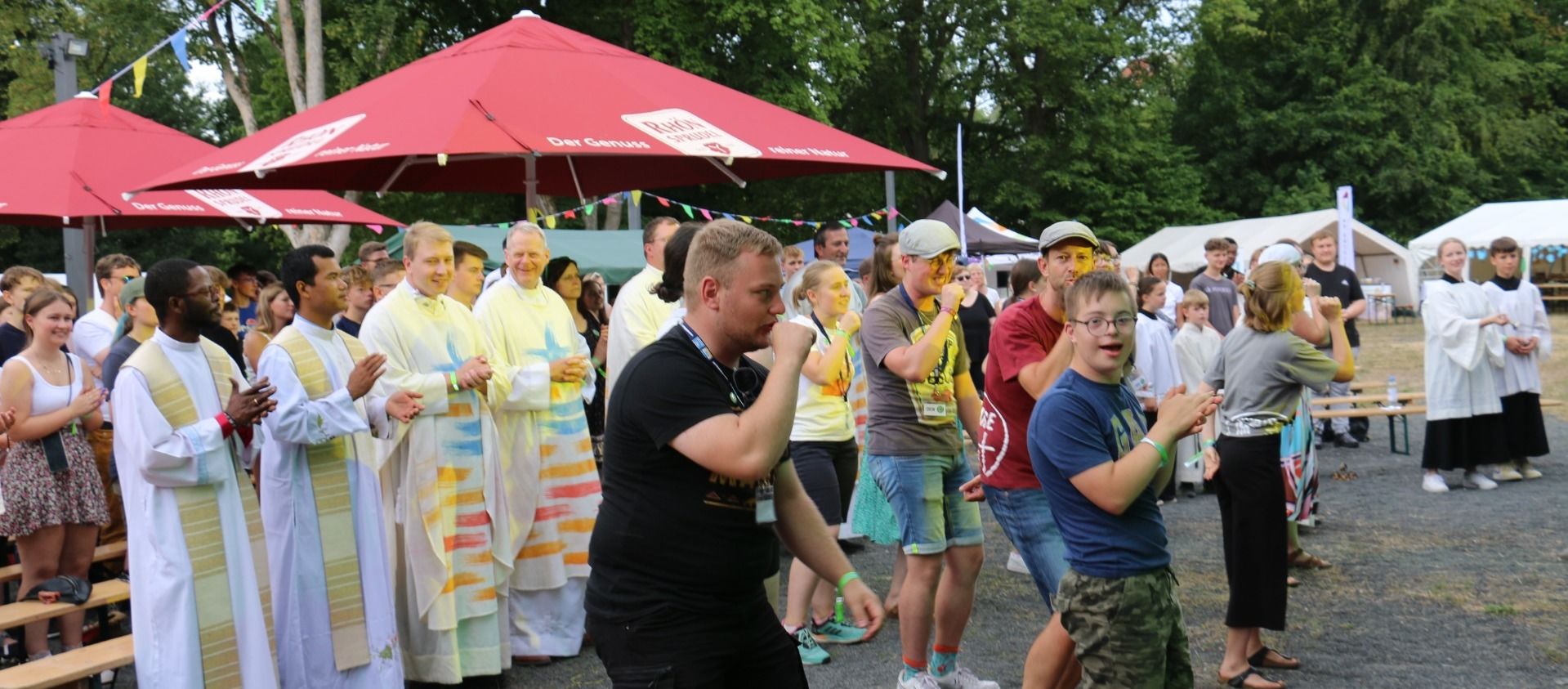 So schön war „Praise im Park“: 400 junge Menschen feiern gemeinsam ihren Glauben