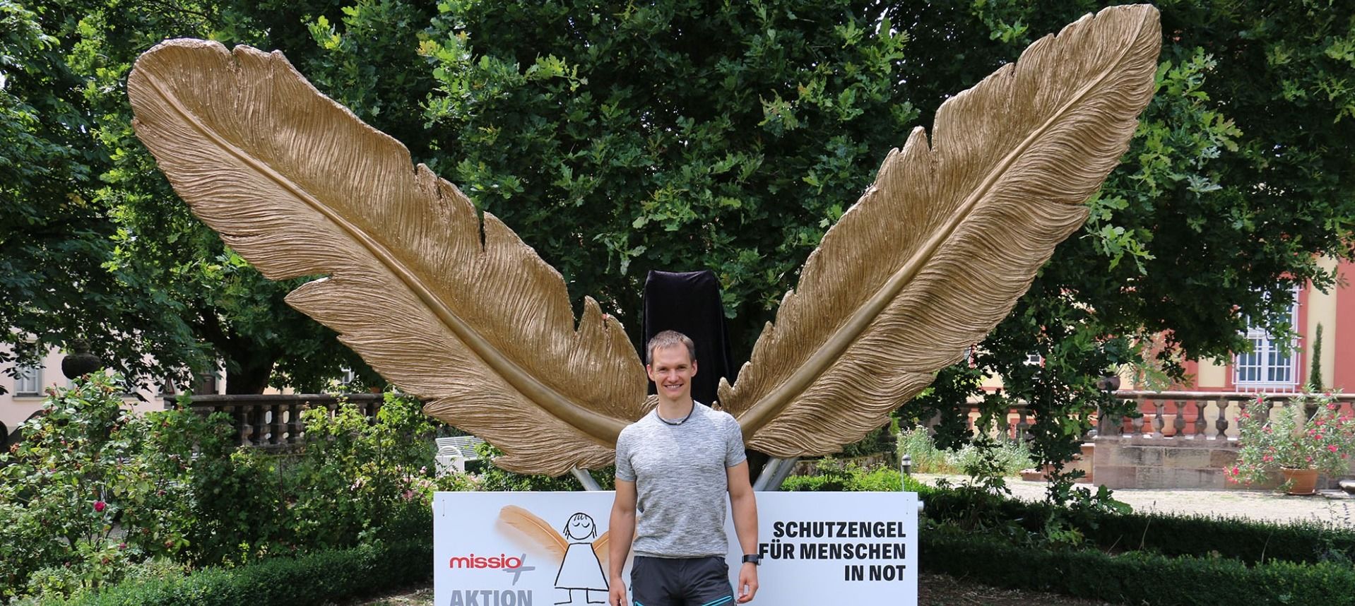 Die Schutzengel-Aktion von missio im Fuldaer Domgarten kommt gut an. Auch Michael Schrage, Referent für Schülerseelsorge im Bistum Fulda, hat sich ablichten lassen.