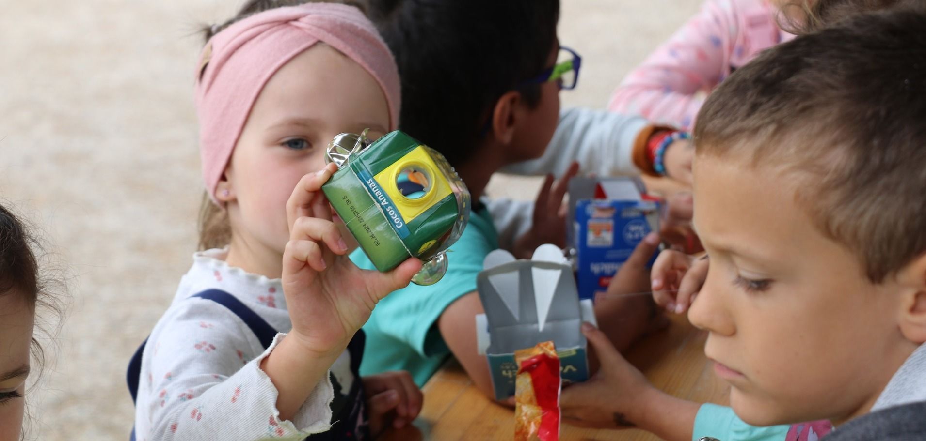 Gemeinsam haben die Kinder auf dem LGS-Gelände rund ums Thema Schöpfung neben weiteren Aktivtäten auch eine Müllschlange gebastelt.